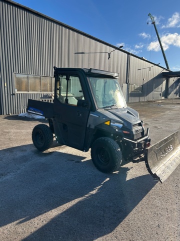 1427578-10 Elektriskt terrängfordon med plogblad, vinsch och dragkrok - Polaris Ranger EV -2021