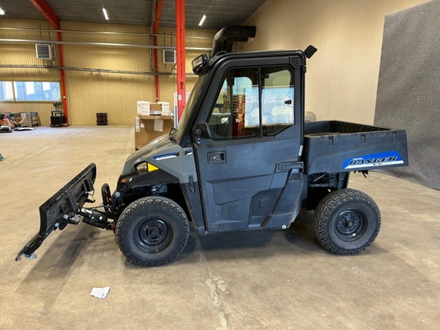 1427578-15 Elektriskt terrängfordon med plogblad, vinsch och dragkrok - Polaris Ranger EV -2021