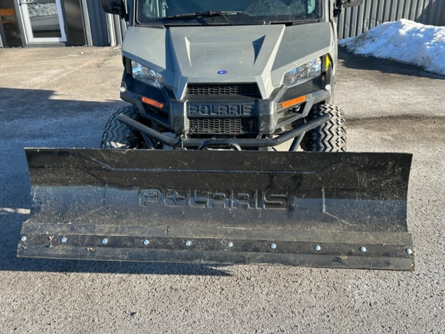 1427578-30 Elektriskt terrängfordon med plogblad, vinsch och dragkrok - Polaris Ranger EV -2021
