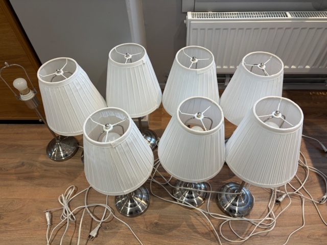 1479396-2 Collection of lamps and chairs