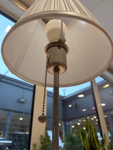 1479396-3 Collection of lamps and chairs