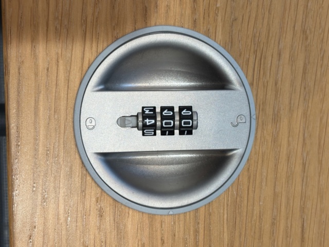 1479395-8 Office furniture - Desks, chests, etc.