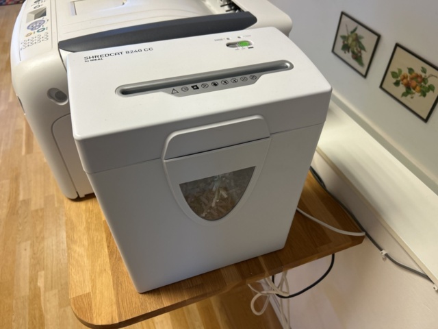 1454876-6 Office equipment - Printer, shredder and digital scale