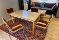 1454877 Lunchmöbler - bord med 4 stolar samt soffa med soffbord