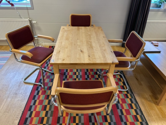 1454877-3 Lunchmöbler - bord med 4 stolar samt soffa med soffbord