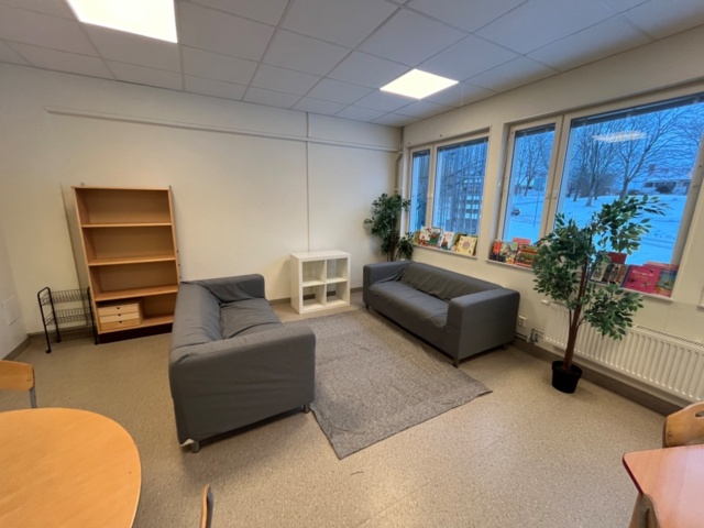 1424072-2 Samling med möbler från förskolesal - bord, stolar, soffor och förvaring