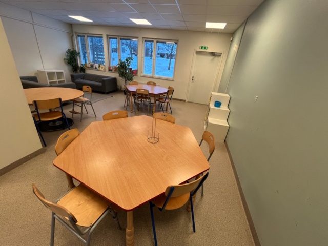 1424072-1 Samling med möbler från förskolesal - bord, stolar, soffor och förvaring