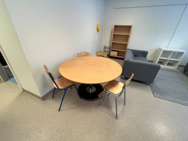 1424072-3 Samling med möbler från förskolesal - bord, stolar, soffor och förvaring