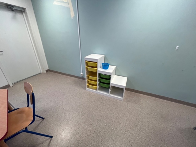 1424072-5 Samling med möbler från förskolesal - bord, stolar, soffor och förvaring