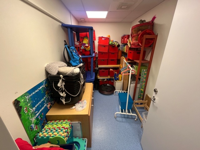 1424073-1 Collection of toys and children's items - toys, games, children's furniture and winter toys