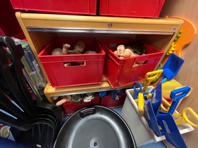 1424073-8 Collection of toys and children's items - toys, games, children's furniture and winter toys