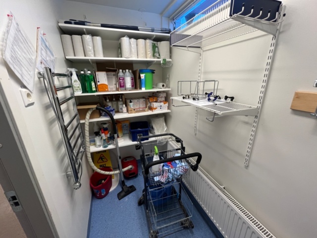 1424077-1 Cleaning equipment with consumables - Cleaning cart, vacuum cleaner and accessories.