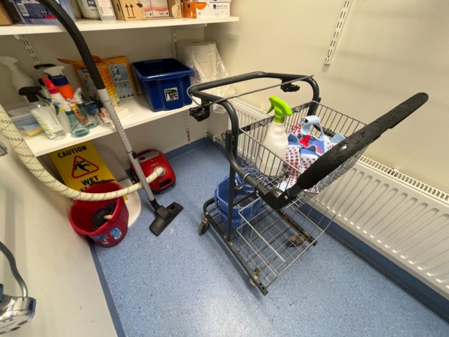 1424077-2 Cleaning equipment with consumables - Cleaning cart, vacuum cleaner and accessories.