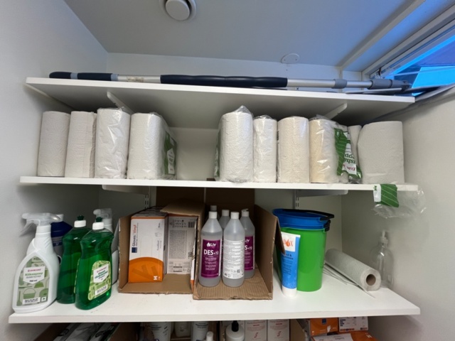 1424077-3 Cleaning equipment with consumables - Cleaning cart, vacuum cleaner and accessories.