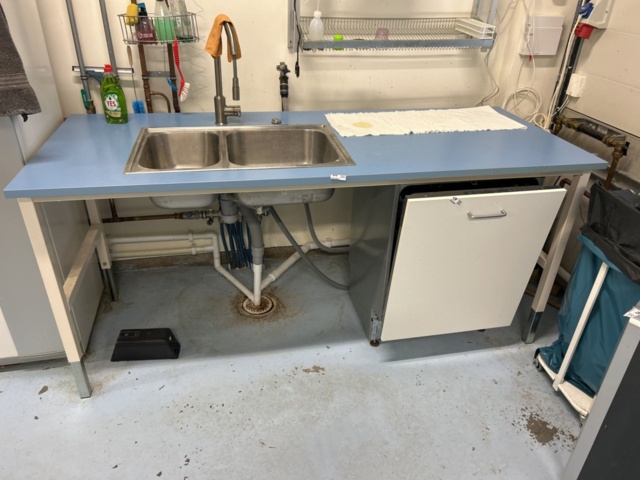 1454891-2 Workbench with sink and mixer