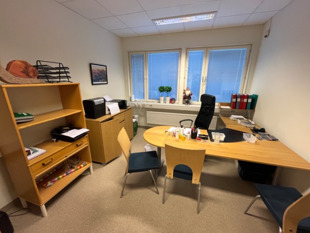 1424083-1 Kontor med möblemang och kontorsutrustning - skrivbord, stolar, skrivare, dokumentförstörare m.m