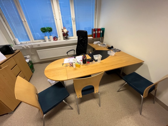 1424083-2 Kontor med möblemang och kontorsutrustning - skrivbord, stolar, skrivare, dokumentförstörare m.m