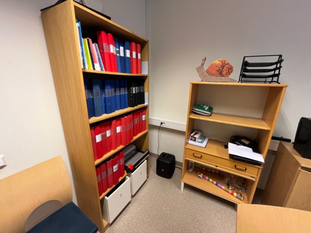 1424083-3 Kontor med möblemang och kontorsutrustning - skrivbord, stolar, skrivare, dokumentförstörare m.m