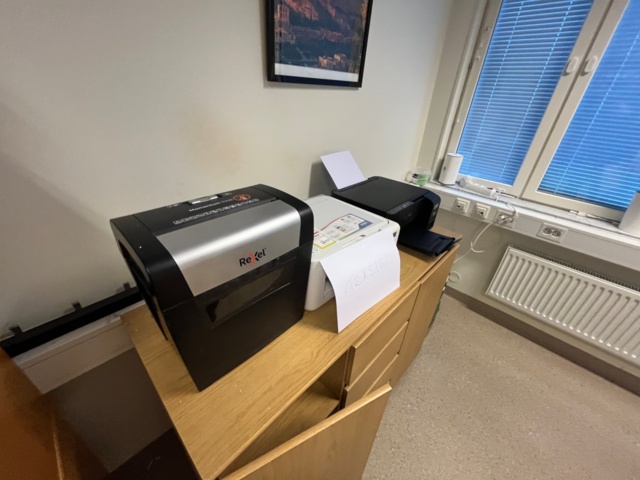 1424083-5 Kontor med möblemang och kontorsutrustning - skrivbord, stolar, skrivare, dokumentförstörare m.m