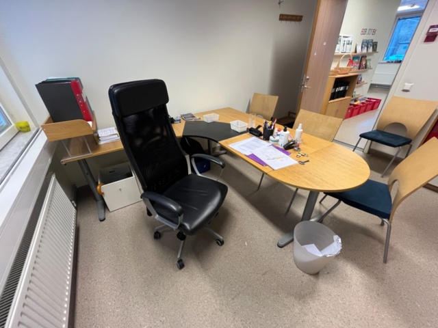 1424083-6 Kontor med möblemang och kontorsutrustning - skrivbord, stolar, skrivare, dokumentförstörare m.m