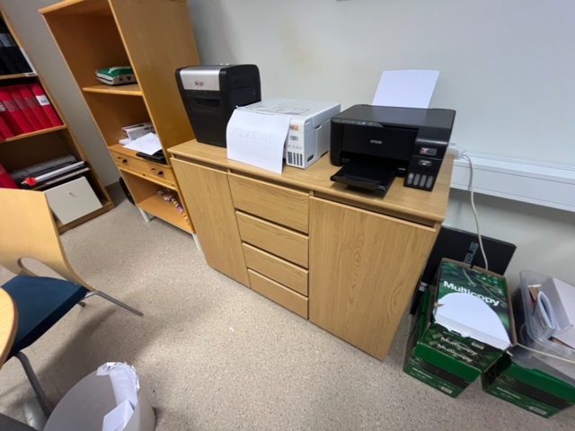 1424083-7 Kontor med möblemang och kontorsutrustning - skrivbord, stolar, skrivare, dokumentförstörare m.m