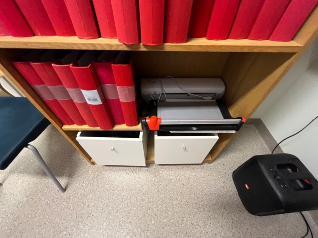 1424083-8 Kontor med möblemang och kontorsutrustning - skrivbord, stolar, skrivare, dokumentförstörare m.m