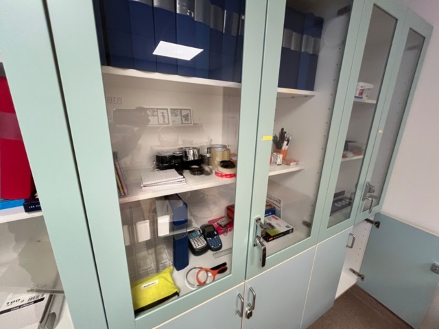 1424083-10 Kontor med möblemang och kontorsutrustning - skrivbord, stolar, skrivare, dokumentförstörare m.m