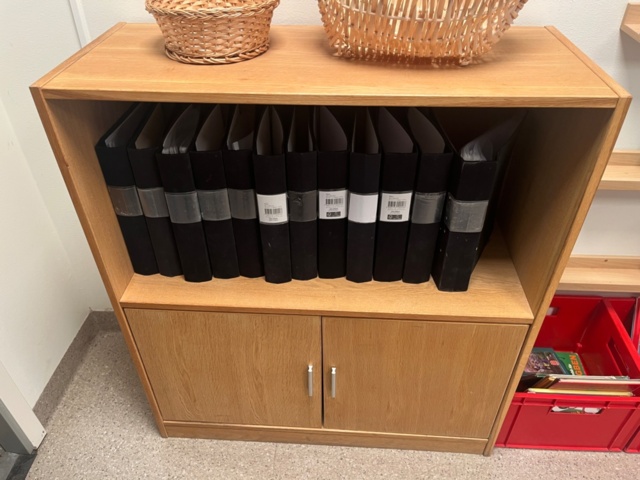 1424083-9 Kontor med möblemang och kontorsutrustning - skrivbord, stolar, skrivare, dokumentförstörare m.m