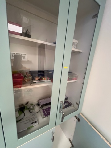 1424083-11 Kontor med möblemang och kontorsutrustning - skrivbord, stolar, skrivare, dokumentförstörare m.m