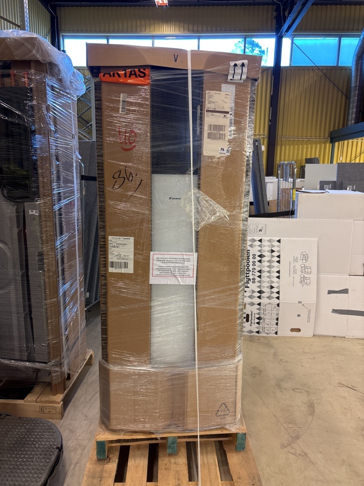 1443799-1 Unit Daikin ETVH12S18EJ9W air-to-water heat pump