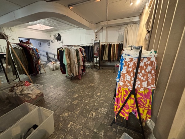 1409511-7 Large batch of stock from clothing store