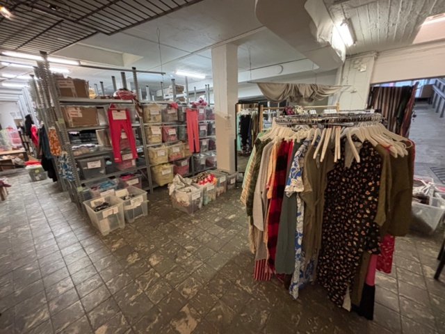 1409511-6 Large batch of stock from clothing store