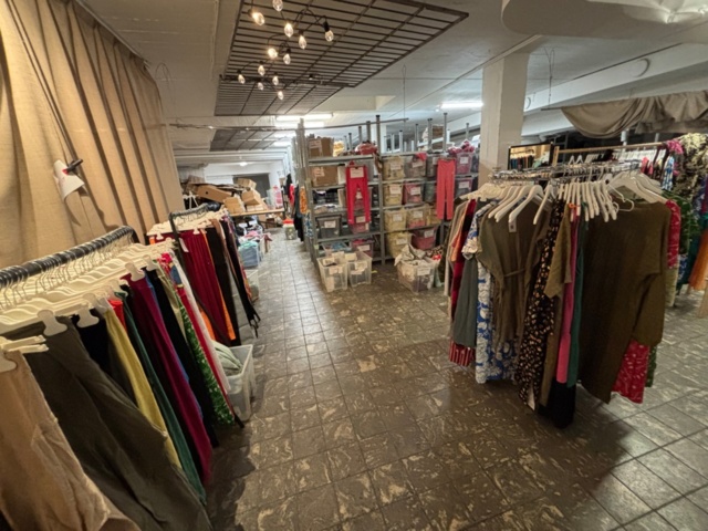 1409511-1 Large batch of stock from clothing store