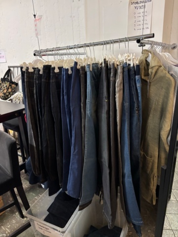 1409511-60 Large batch of stock from clothing store