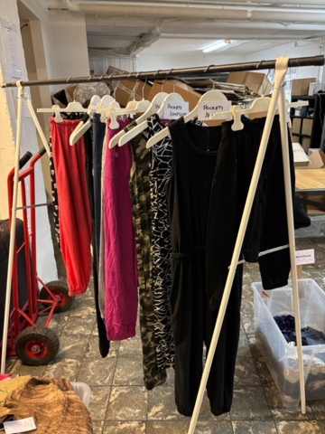 1409511-61 Large batch of stock from clothing store