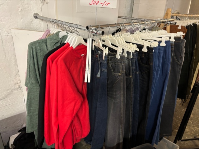 1409511-62 Large batch of stock from clothing store