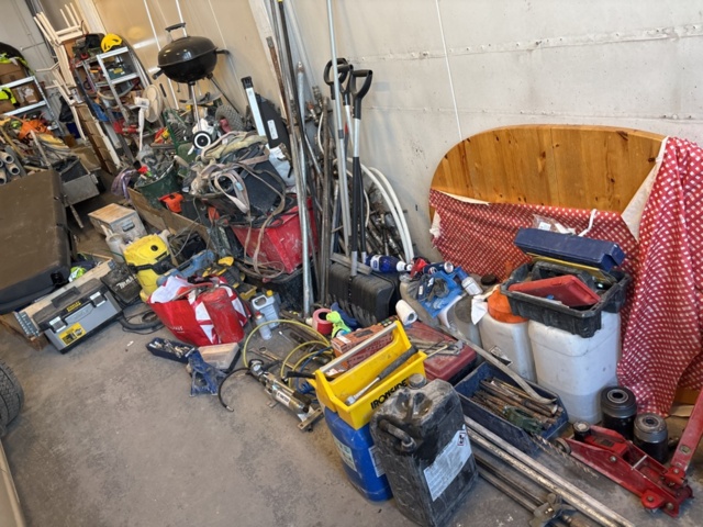 1469052-21 Collection of various tools, implements and construction accessories