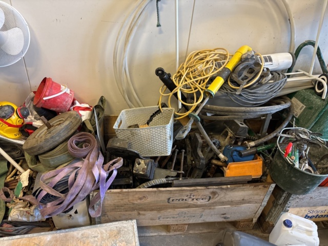 1469052-16 Collection of various tools, implements and construction accessories