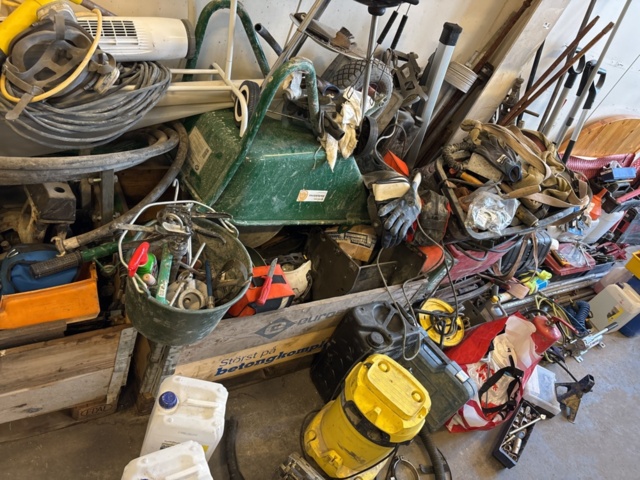 1469052-3 Collection of various tools, implements and construction accessories