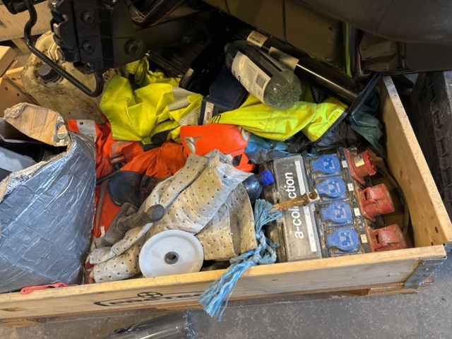 1469052-4 Collection of various tools, implements and construction accessories