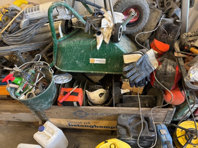 1469052-6 Collection of various tools, implements and construction accessories