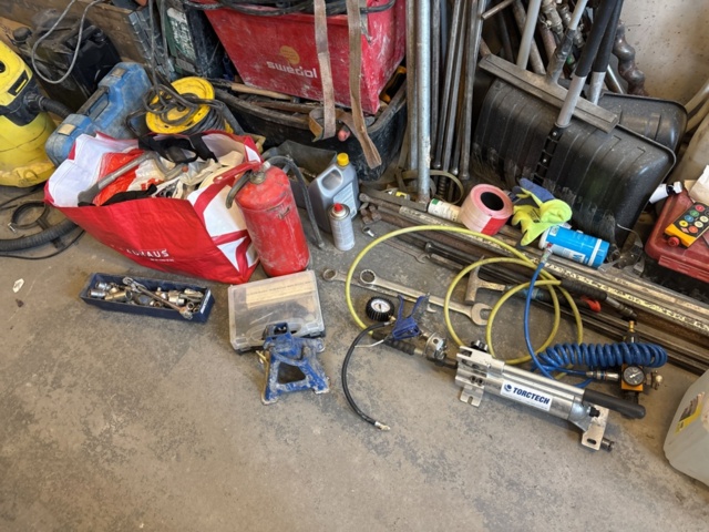 1469052-13 Collection of various tools, implements and construction accessories