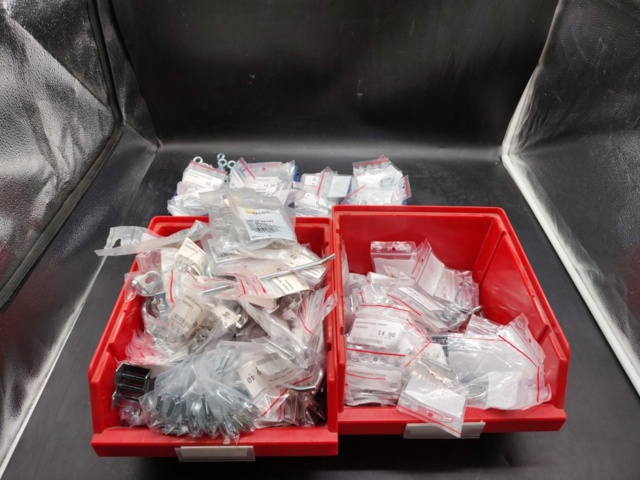 1480401-1 Building hardware & small components – mixed models and sizes