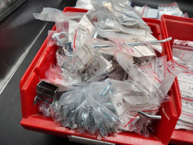 1480401-2 Building hardware & small components – mixed models and sizes