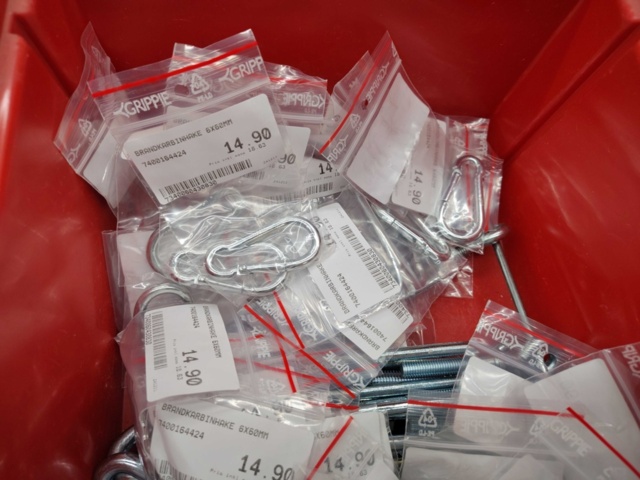 1480401-3 Building hardware & small components – mixed models and sizes