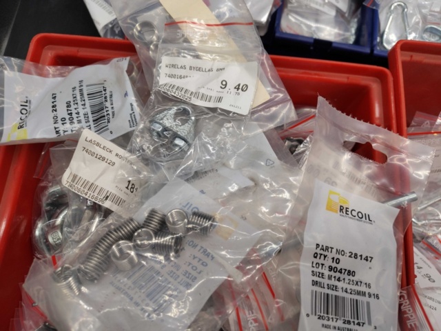1480401-6 Building hardware & small components – mixed models and sizes