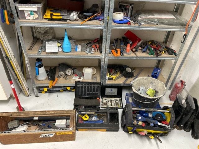 1410932-2 Parti med handverktyg, infästningsmaterial och lagerhyllor m.m