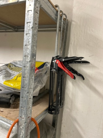 1410932-5 Parti med handverktyg, infästningsmaterial och lagerhyllor m.m