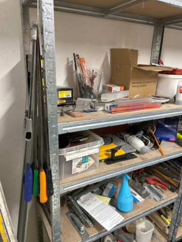 1410932-6 Parti med handverktyg, infästningsmaterial och lagerhyllor m.m
