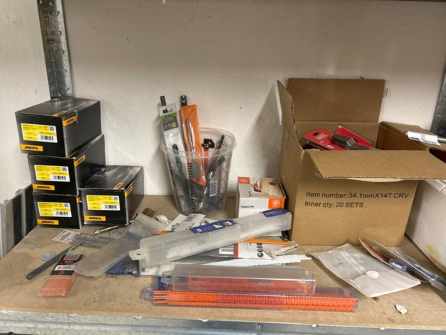 1410932-7 Parti med handverktyg, infästningsmaterial och lagerhyllor m.m